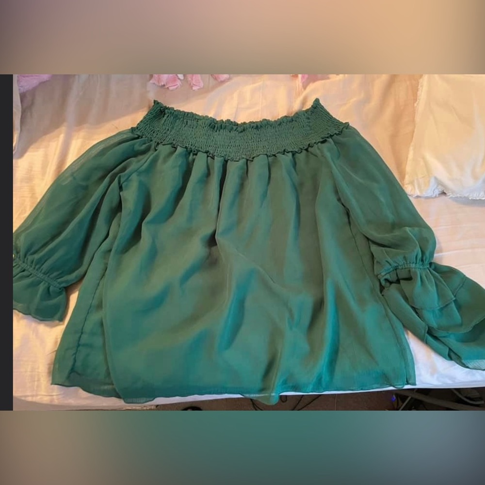 Green off shoulder long sleeve top